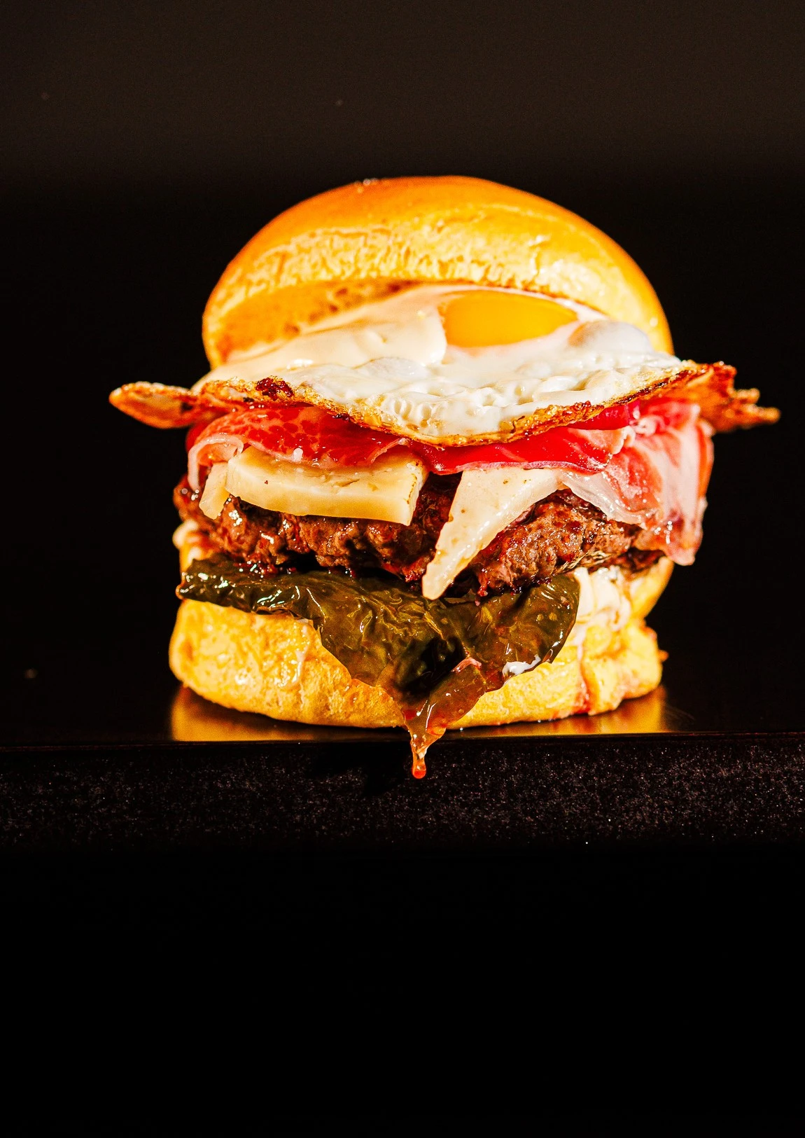 /images/dishes/burgers/burger-moon.webp